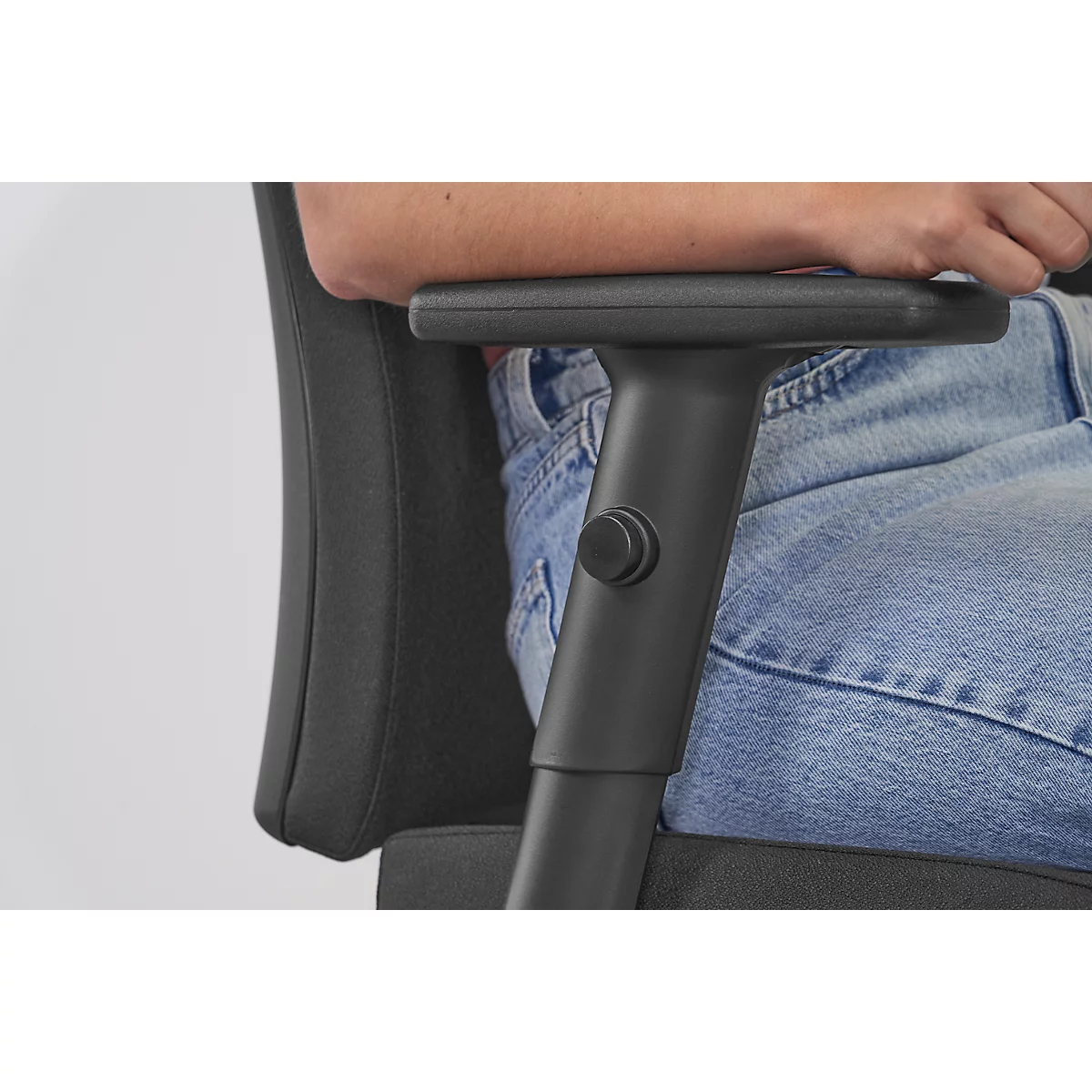 Siège de bureau NowyStyl Intrata, avec accoudoirs, mécanisme synchrone, assise profilée, noir 