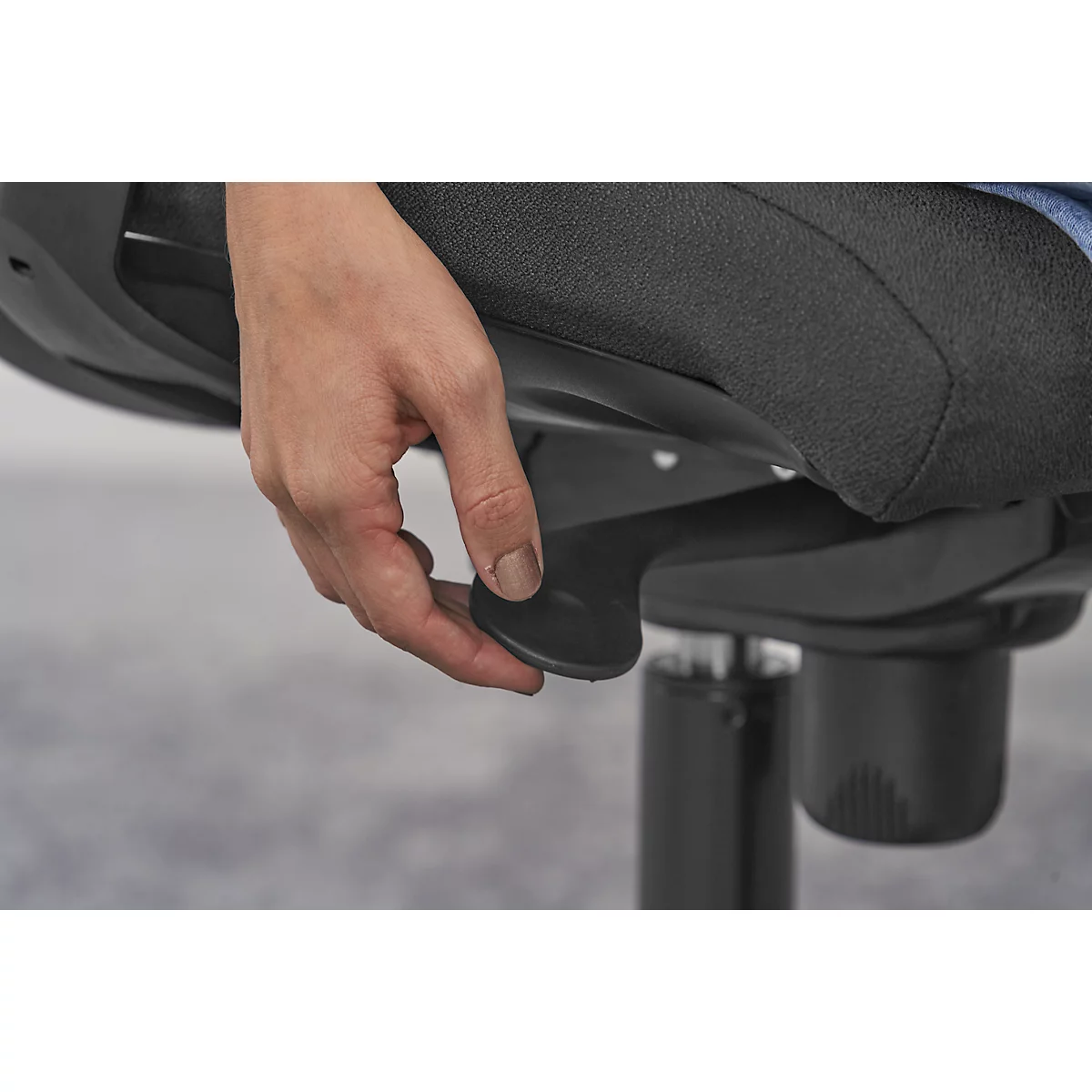Siège de bureau NowyStyl Intrata, avec accoudoirs, mécanisme synchrone, assise profilée, noir 
