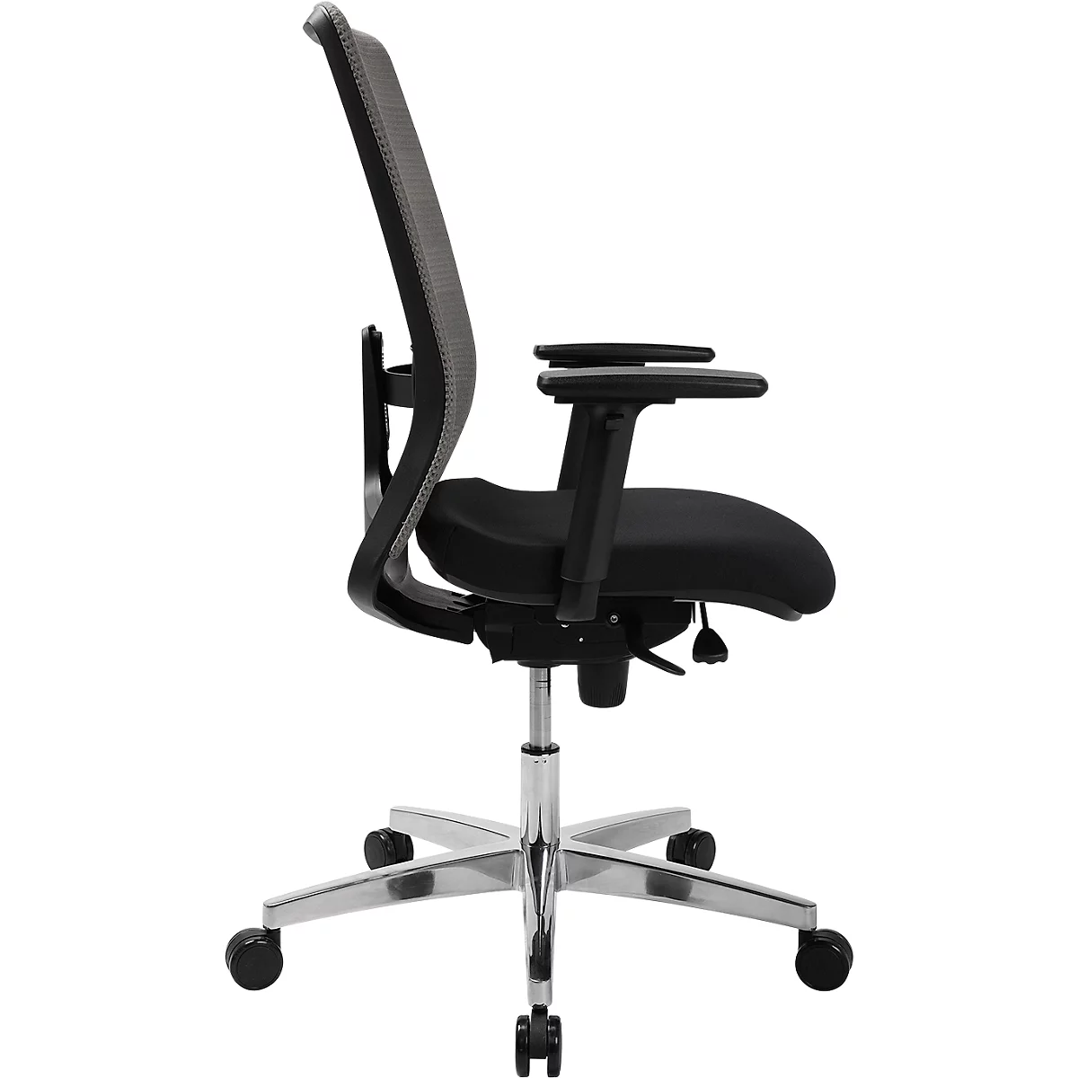 Chaise de bureau noire de profil, avec dossier en filet et accoudoirs réglables, sur roulettes.