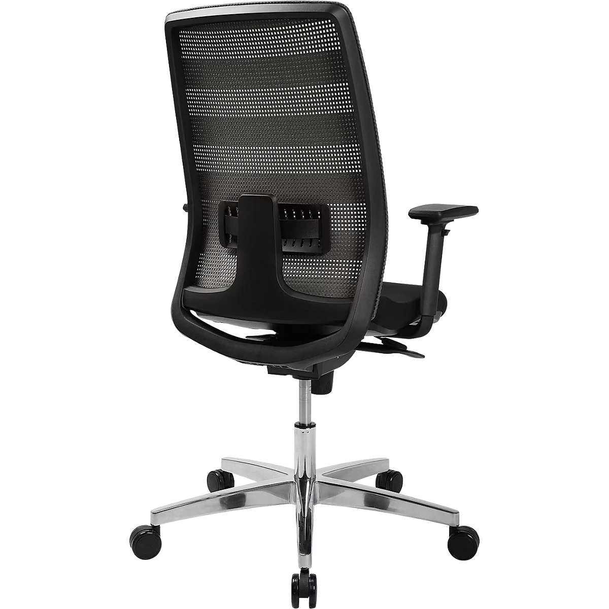 Chaise de bureau avec dossier en maille noire et accoudoirs, base et roulettes argentées.