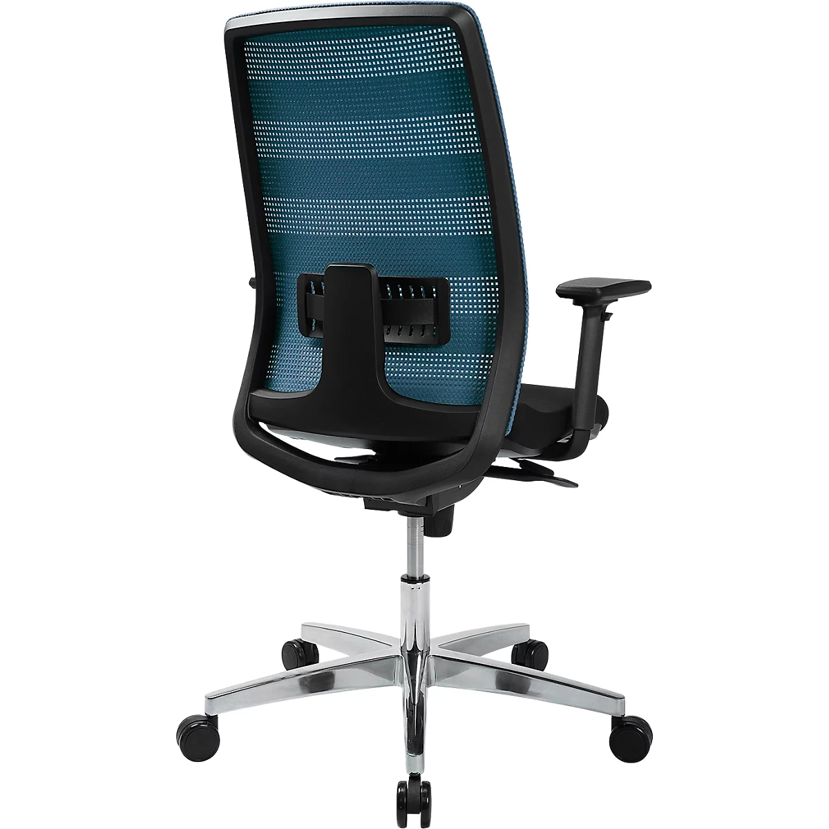 Vue arrière d'une chaise de bureau avec un dossier en maille bleue, des accoudoirs noirs et un piètement chromé.