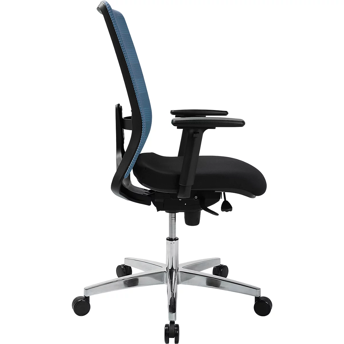 Chaise de bureau avec dossier en maille bleue, accoudoirs noirs et base argentée. Vue latérale.