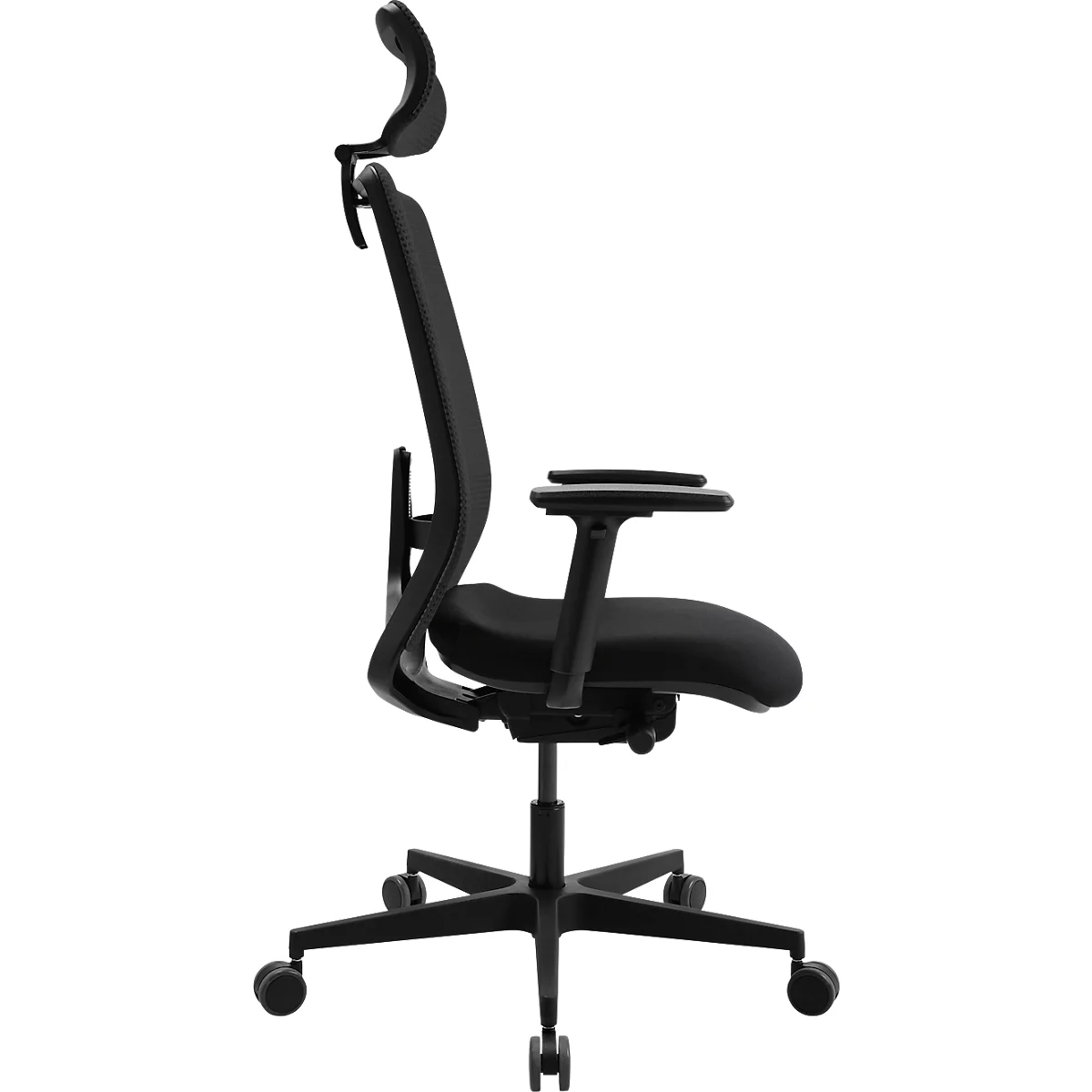 Chaise de bureau noire avec appuie-tête, accoudoirs et roulettes. Vue de côté.