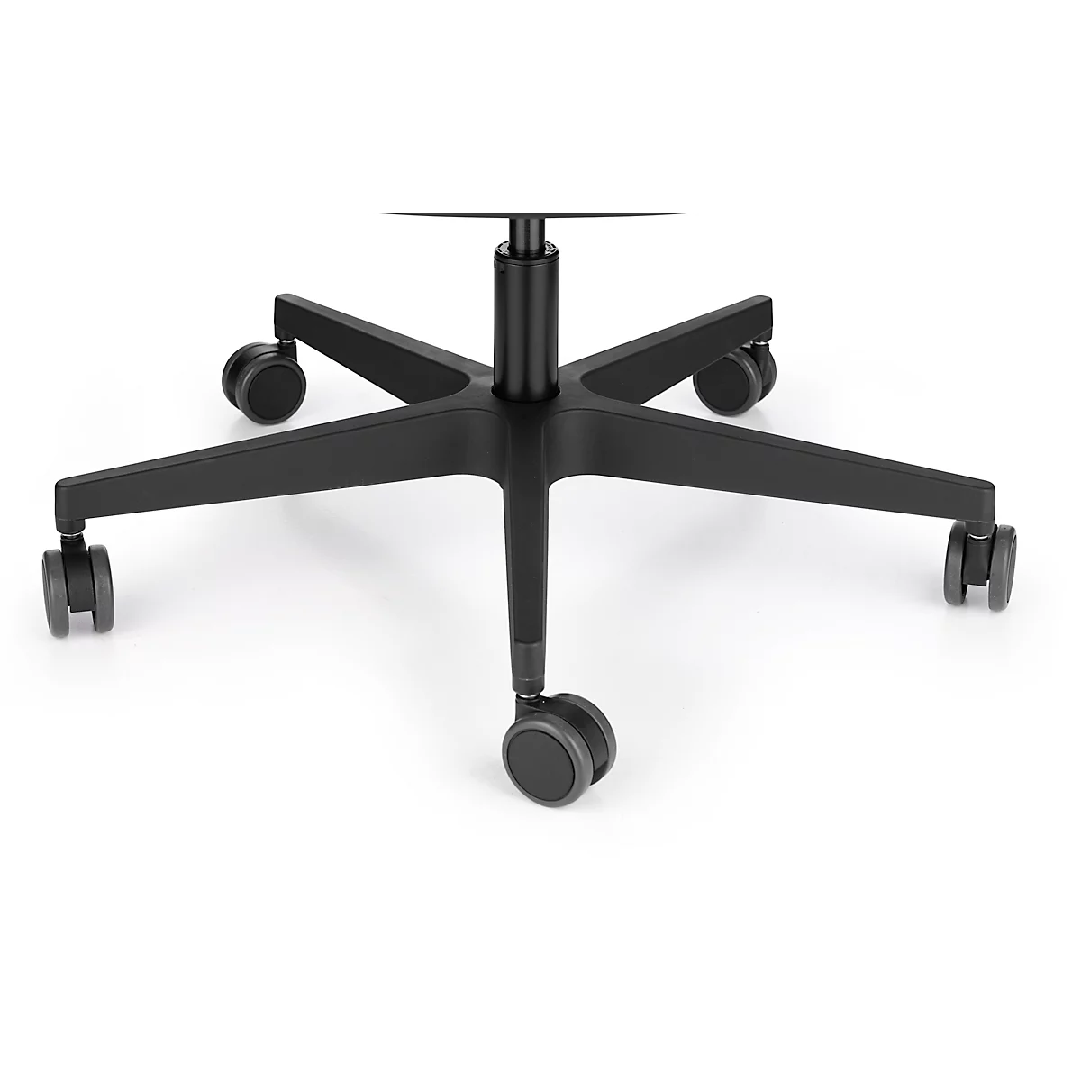 Gros plan d'une base de chaise de bureau noire avec cinq roues. Les pieds sont disposés en forme d'étoile.