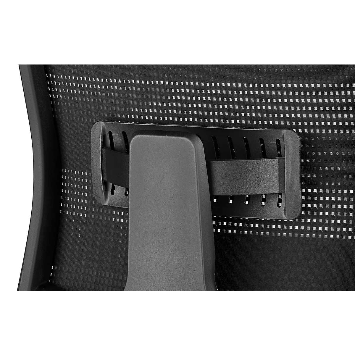 Gros plan d'un dossier de chaise de bureau noir. Un élément de support lombaire réglable est visible.