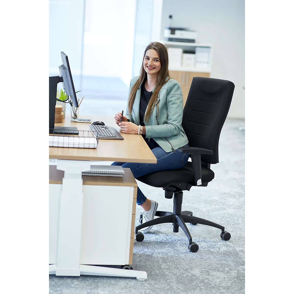 Siège de bureau SSI Proline P1 - mécanisme synchrone - soutien lombaire - arrondi pour les genoux - avec accoudoirs - noir - Schäfer Shop Pure