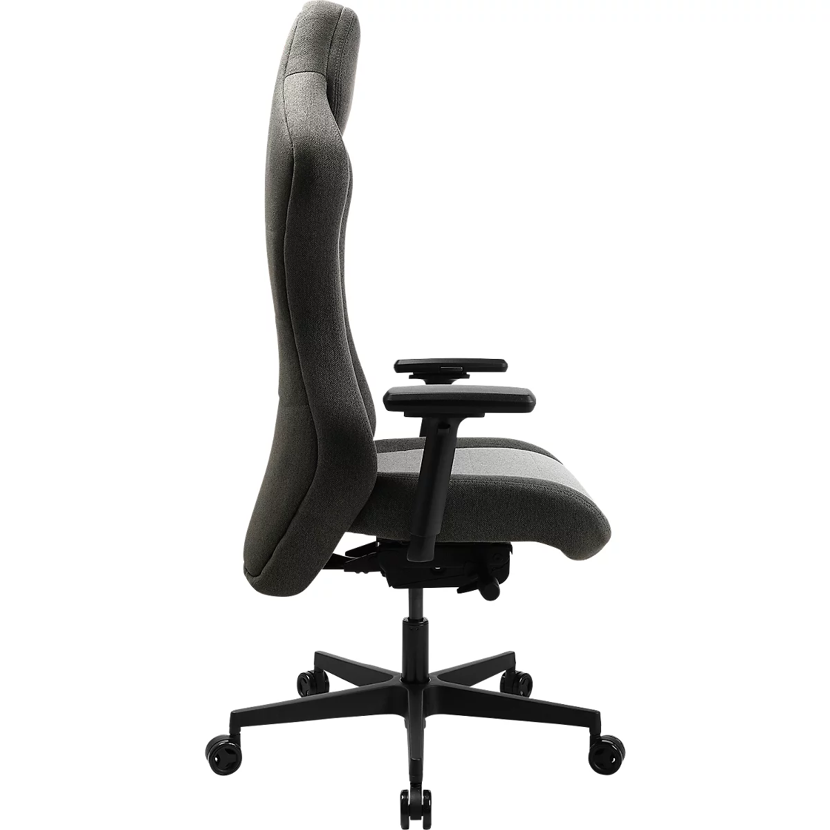 Un fauteuil de bureau gris de profil. Il a un dossier haut, des accoudoirs et un cadre noir avec roulettes.