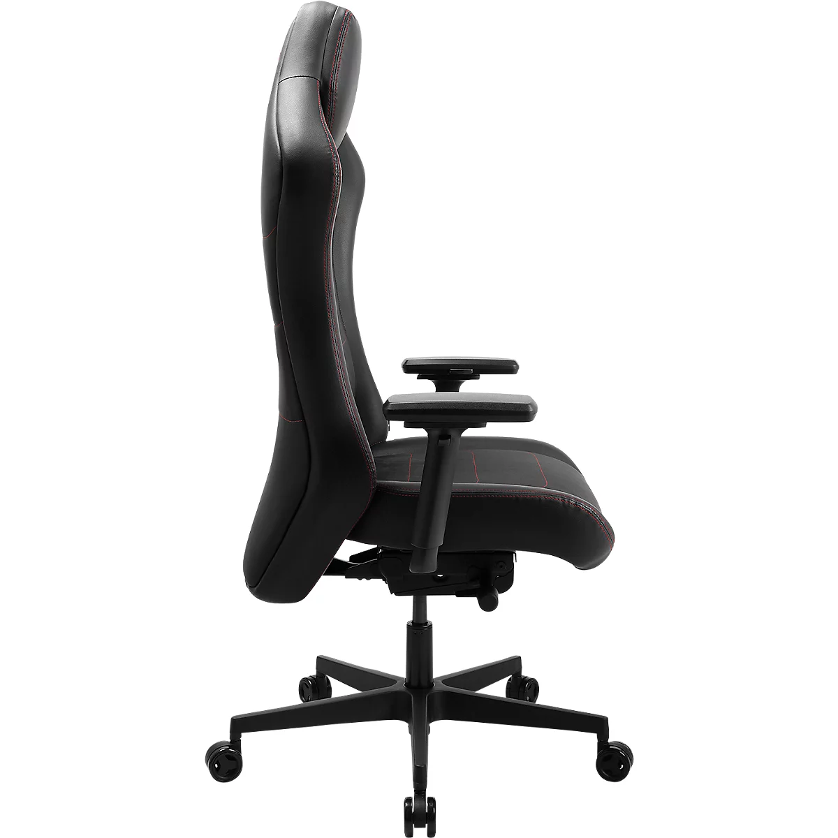 Chaise de bureau noire de profil. Coutures décoratives rouges. Cinq roulettes. Accoudoirs.