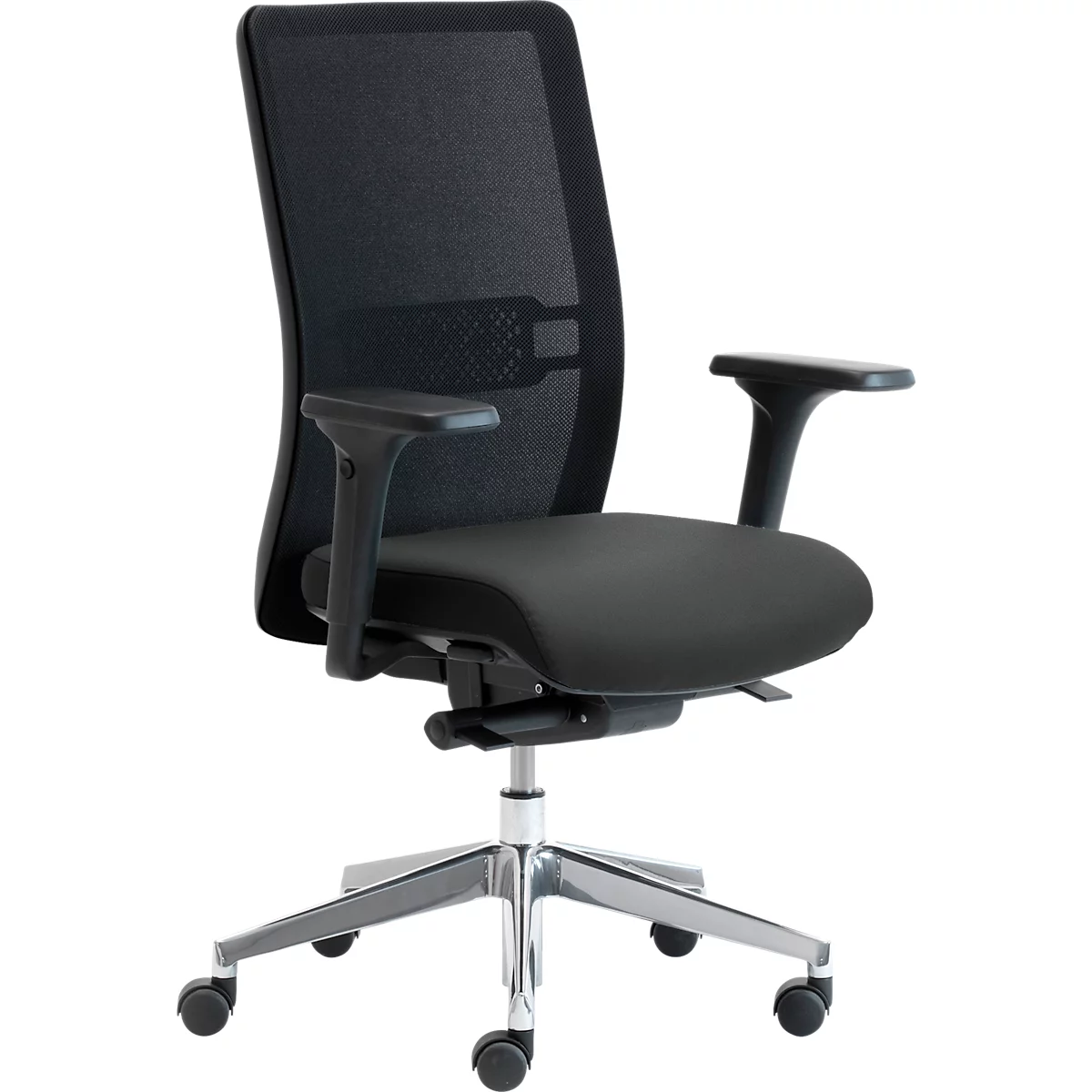 Chaise de bureau pivotante noire avec dossier en filet et base argentée sur fond blanc.