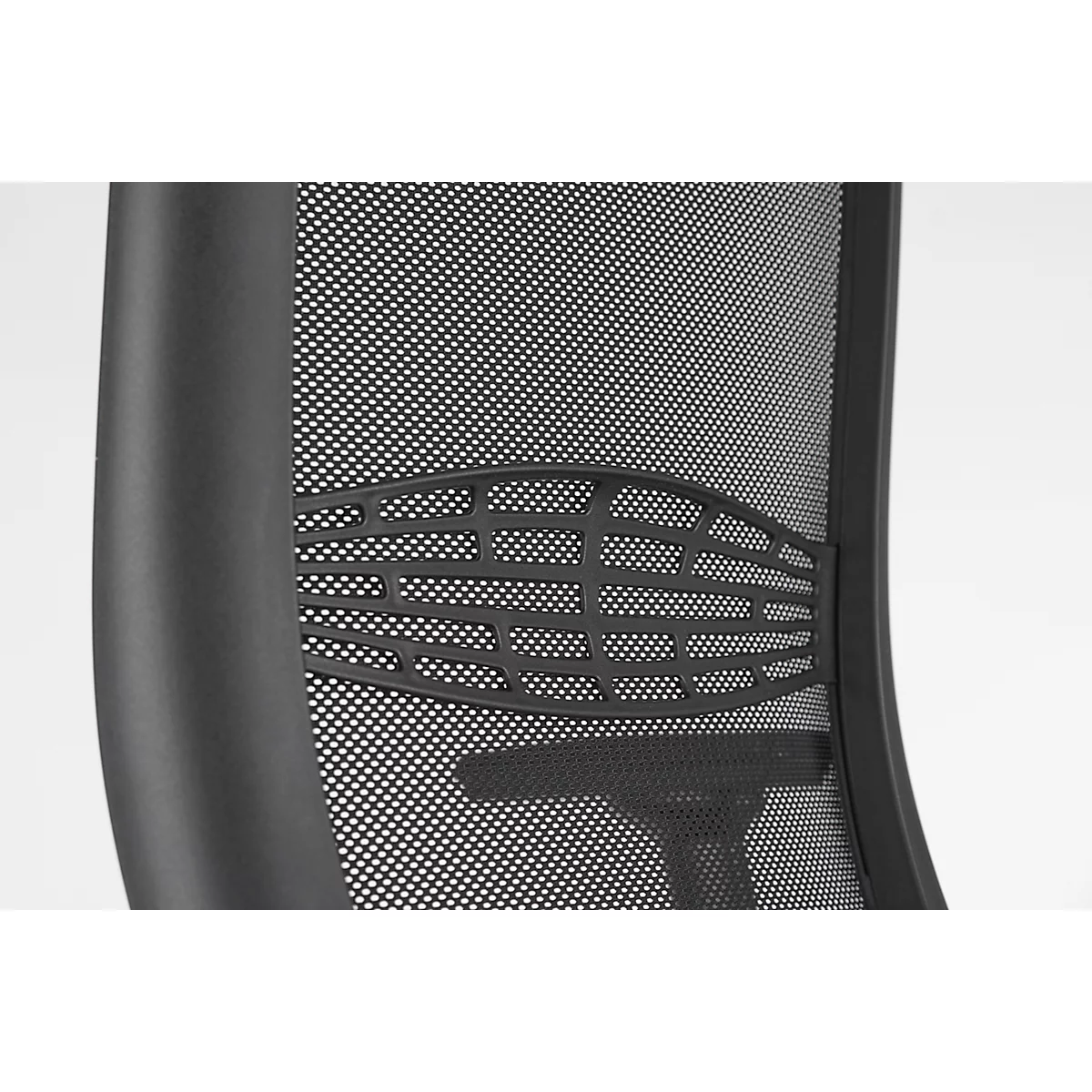 Gros plan sur le dossier en maille noire d'une chaise de bureau avec support lombaire intégré.