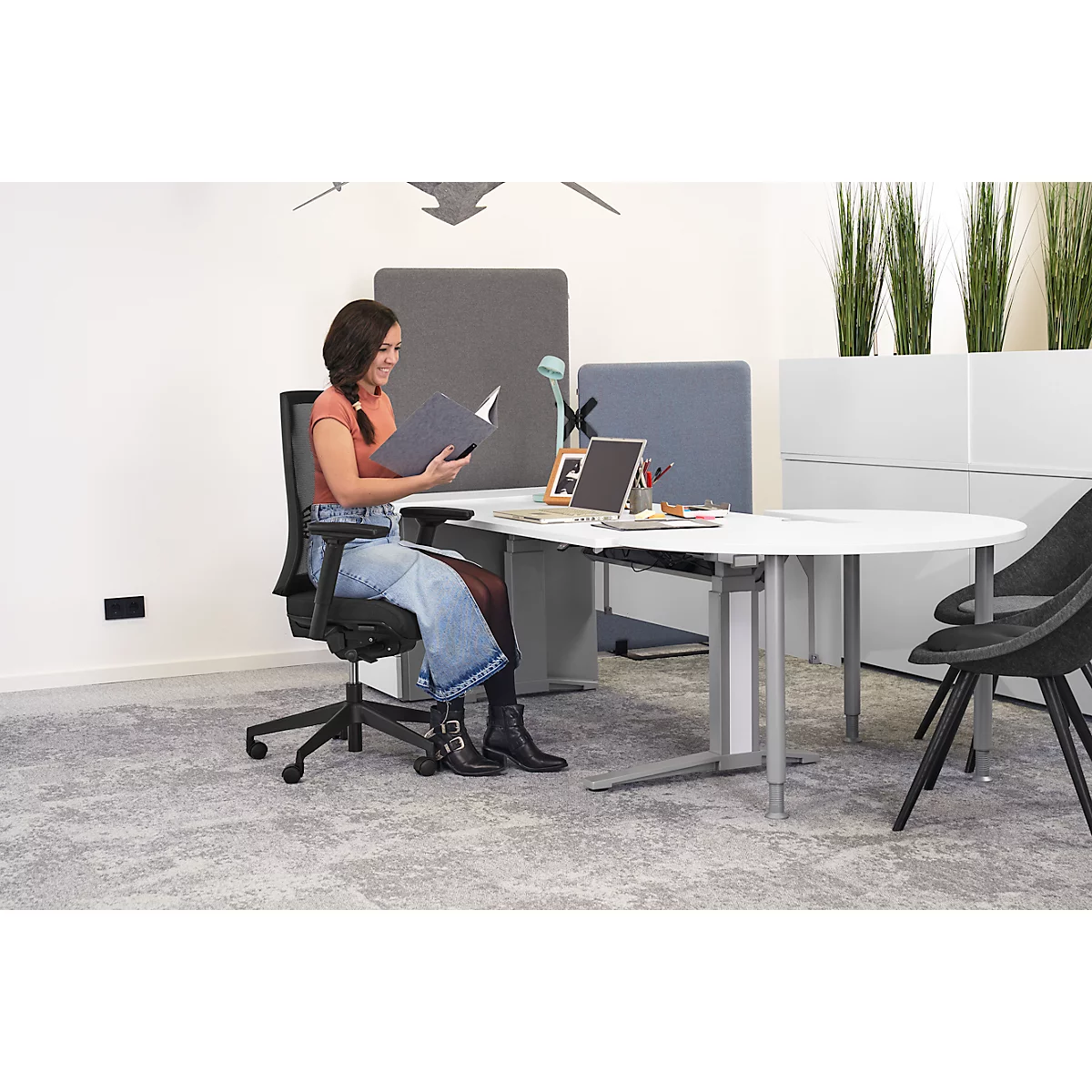 Siège de bureau WIKI, avec accoudoirs, dossier en maille, structure en plastique, noir