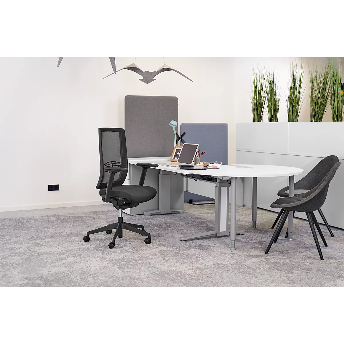 Siège de bureau WIKI, avec accoudoirs, dossier en maille, structure en plastique, noir