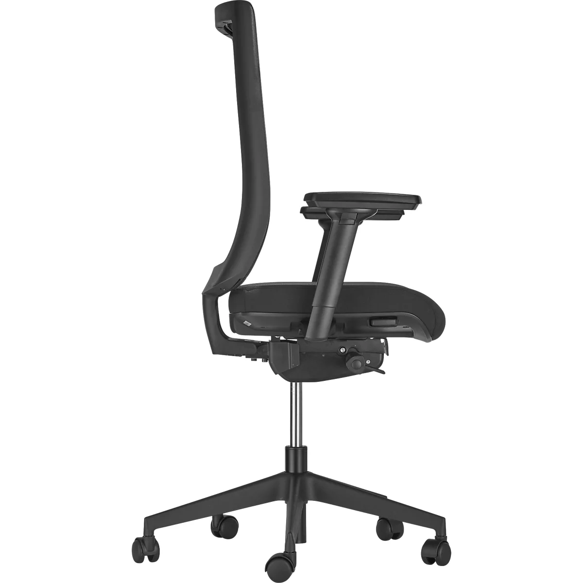 Chaise de bureau noire, vue de côté. Haut dossier, accoudoirs, sur un pied en croix avec roulettes.