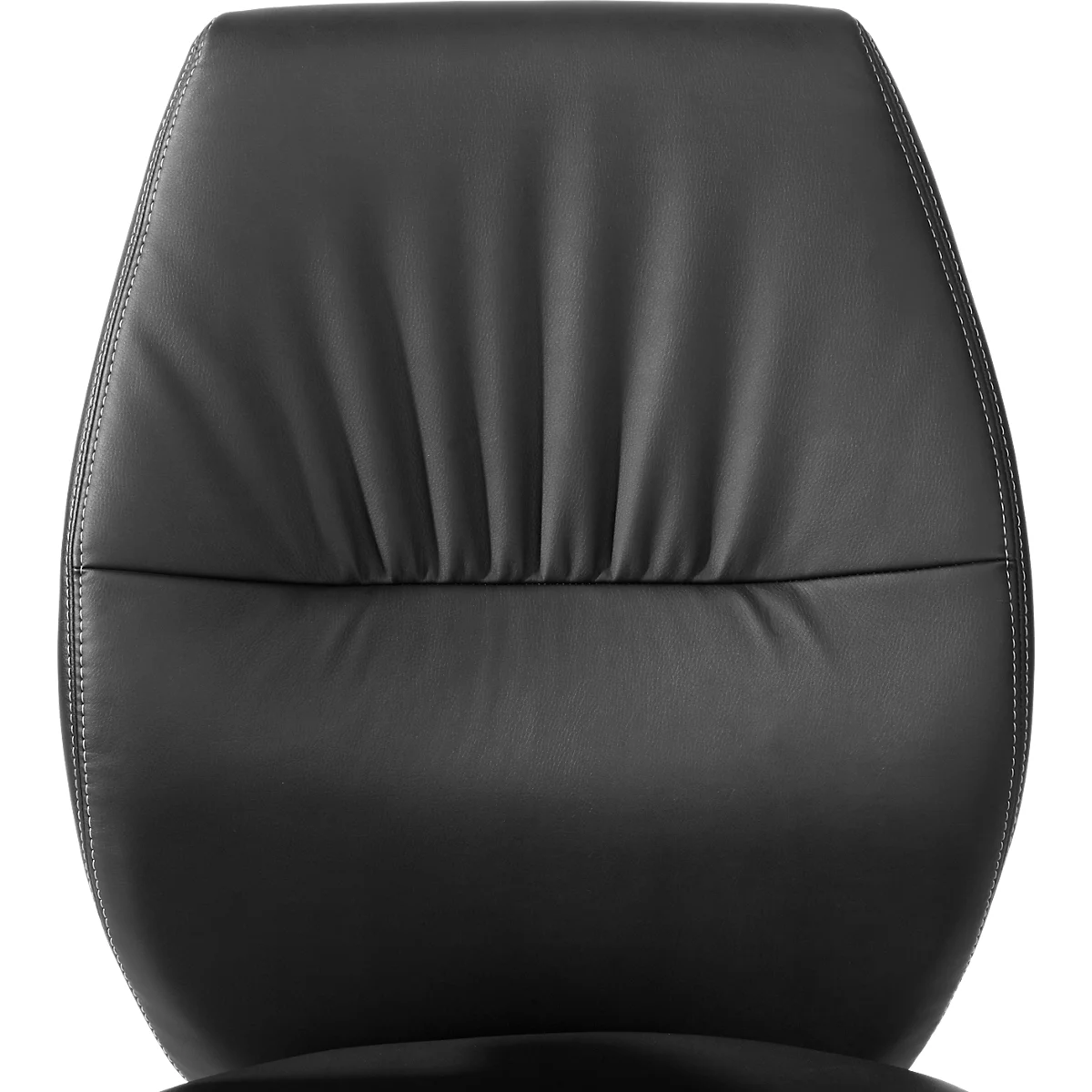 Gros plan du dossier d'une chaise de bureau en cuir noir. La surface est légèrement nervurée et cousue.
