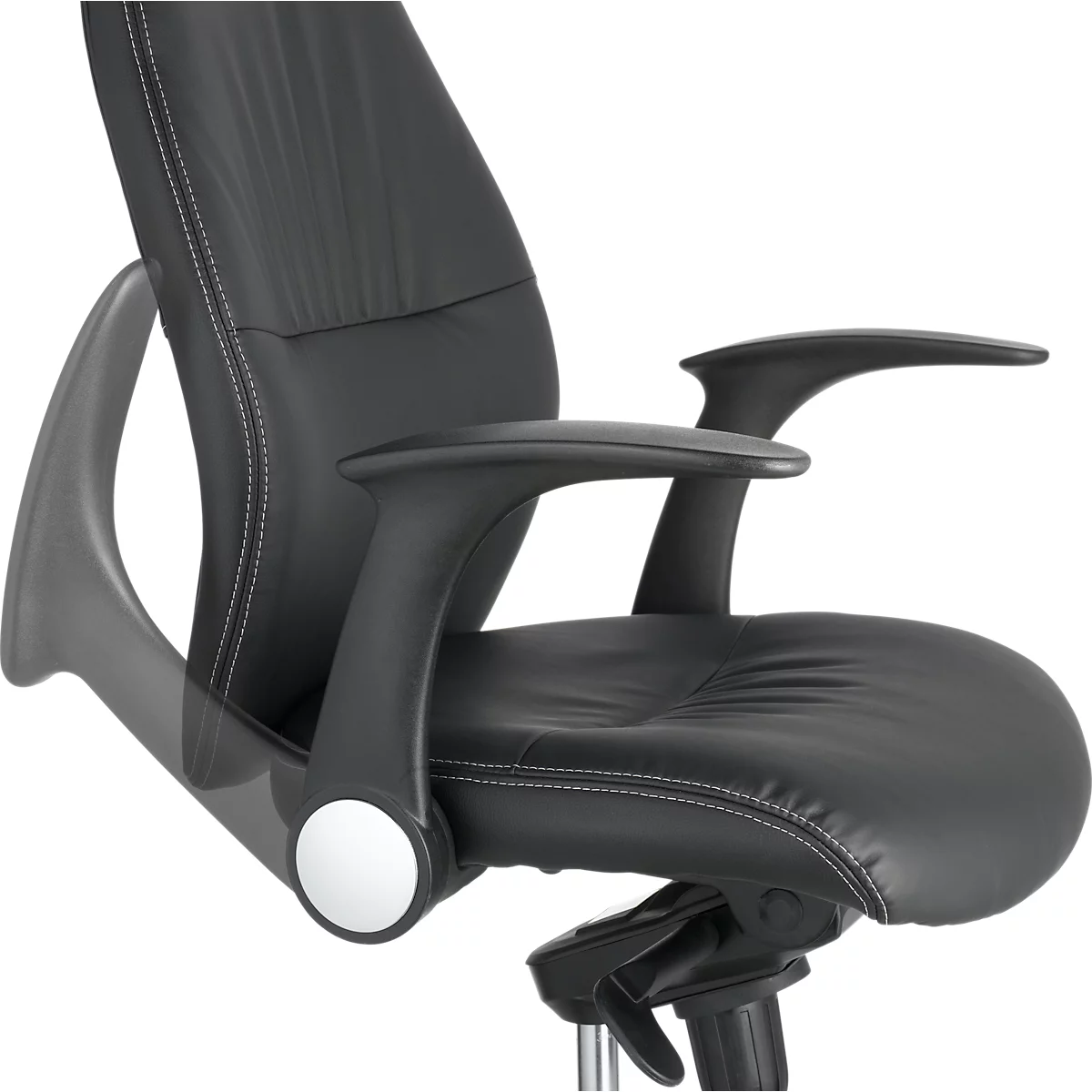 Gros plan d'une chaise de bureau noire. Assise et dossier en cuir avec surpiqûres décoratives blanches. Accoudoirs incurvés.