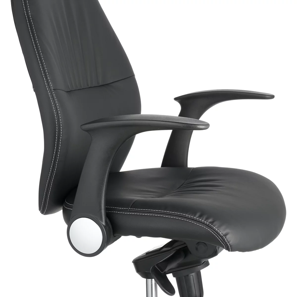 Gros plan sur une chaise de bureau noire. Accoudoirs, assise et dossier en cuir. Coutures blanches. Base en métal.