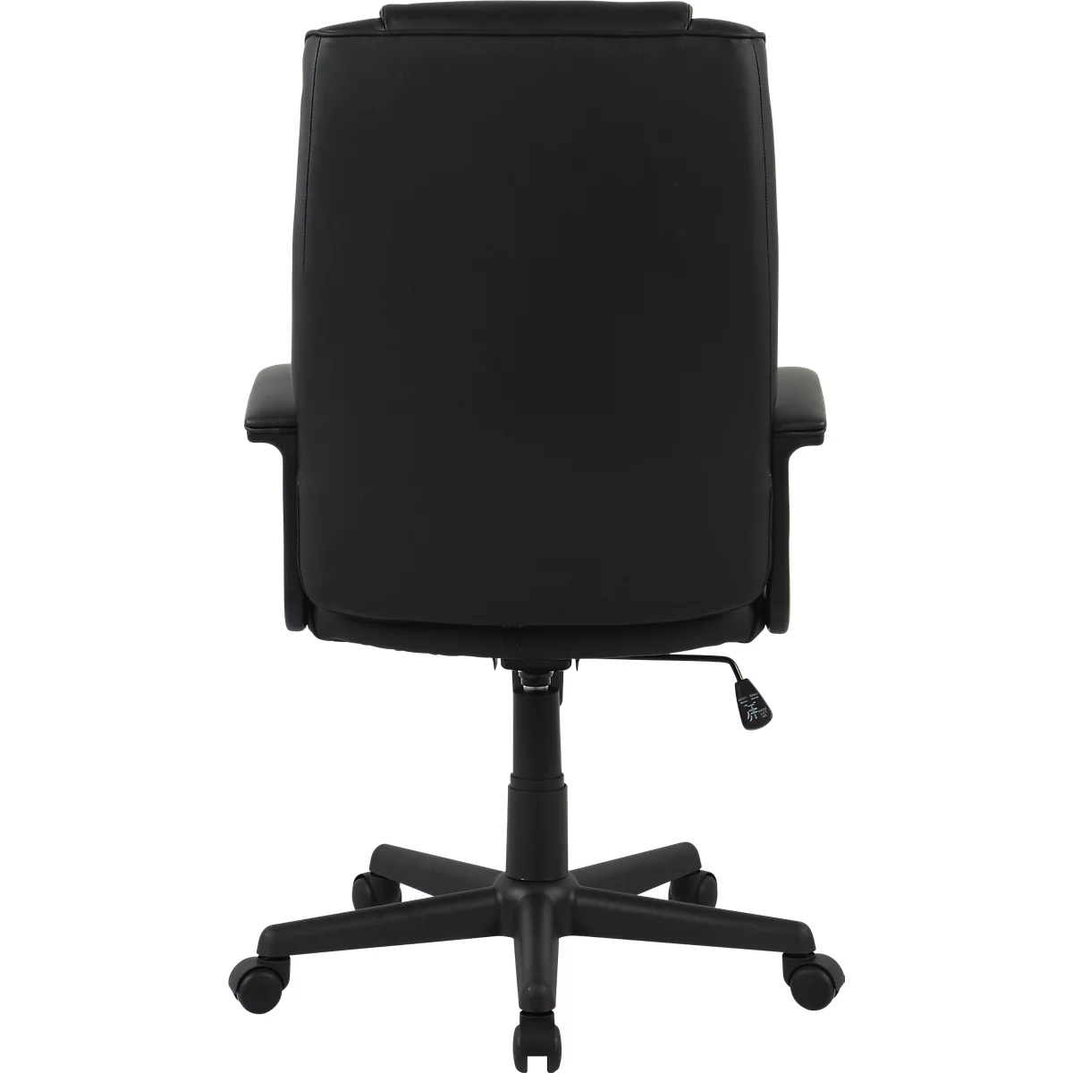 Vue arrière d'une chaise de bureau noire avec des roulettes sur fond blanc.