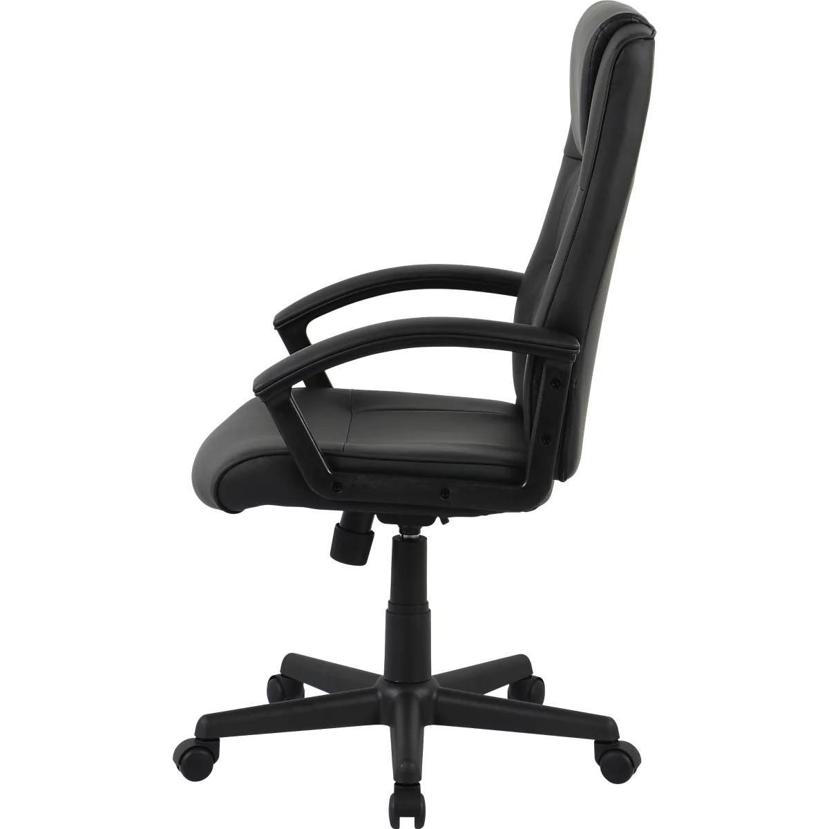 Chaise de bureau noire avec accoudoirs et roulettes, vue de côté, sur fond blanc.