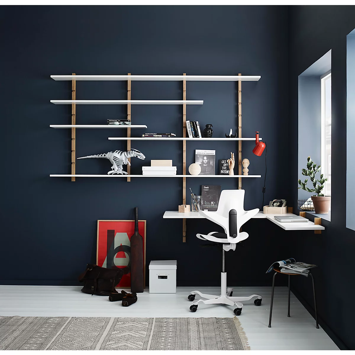 Siège de réunion HÅG Capisco Puls 8020, réglable en hauteur et en profondeur, vérin à gaz, roulettes en dur, mousse, piétement en aluminium, blanc/noir