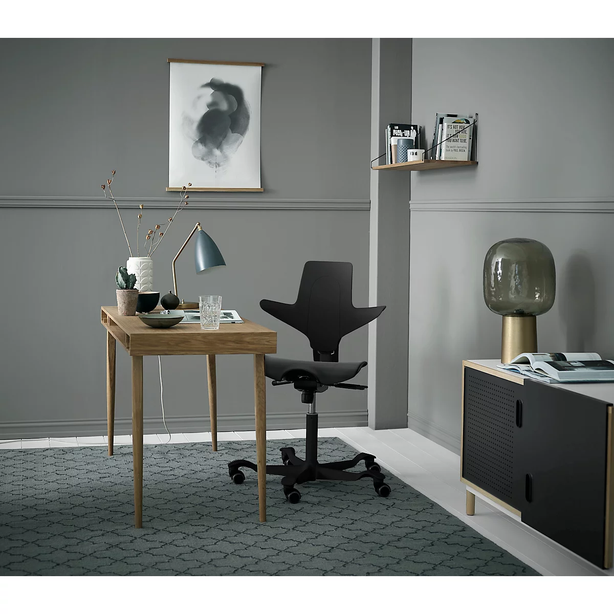 Siège de réunion HÅG Capisco Puls 8020, réglable en hauteur et en profondeur, vérin à gaz, roulettes en dur, mousse, piétement en aluminium, noir/noir