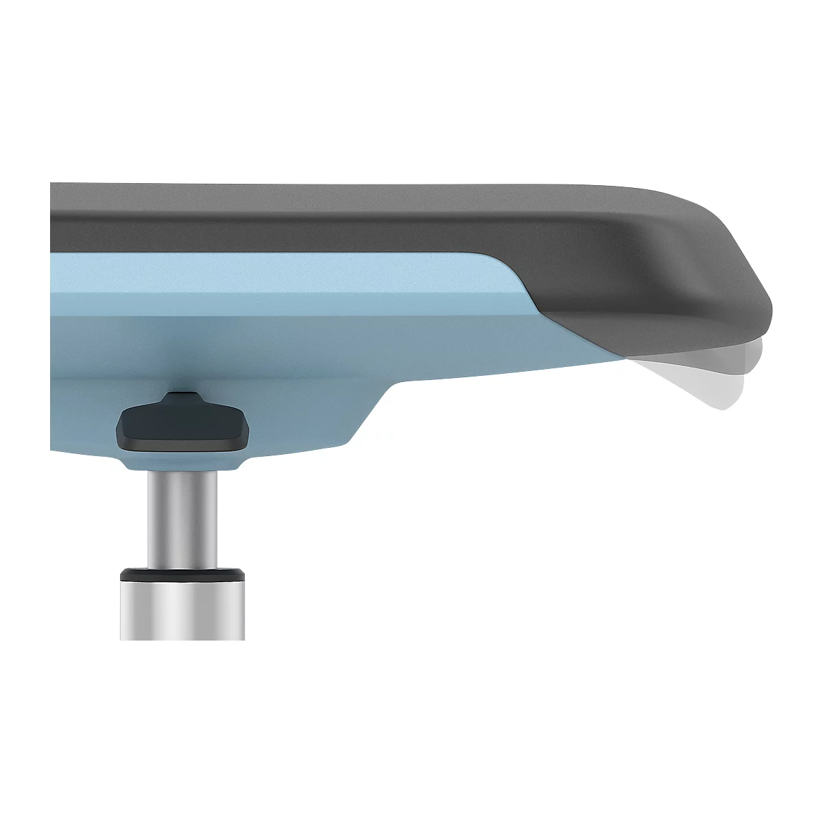 Gros plan sur une chaise : assise bleue avec bord noir, hauteur réglable.