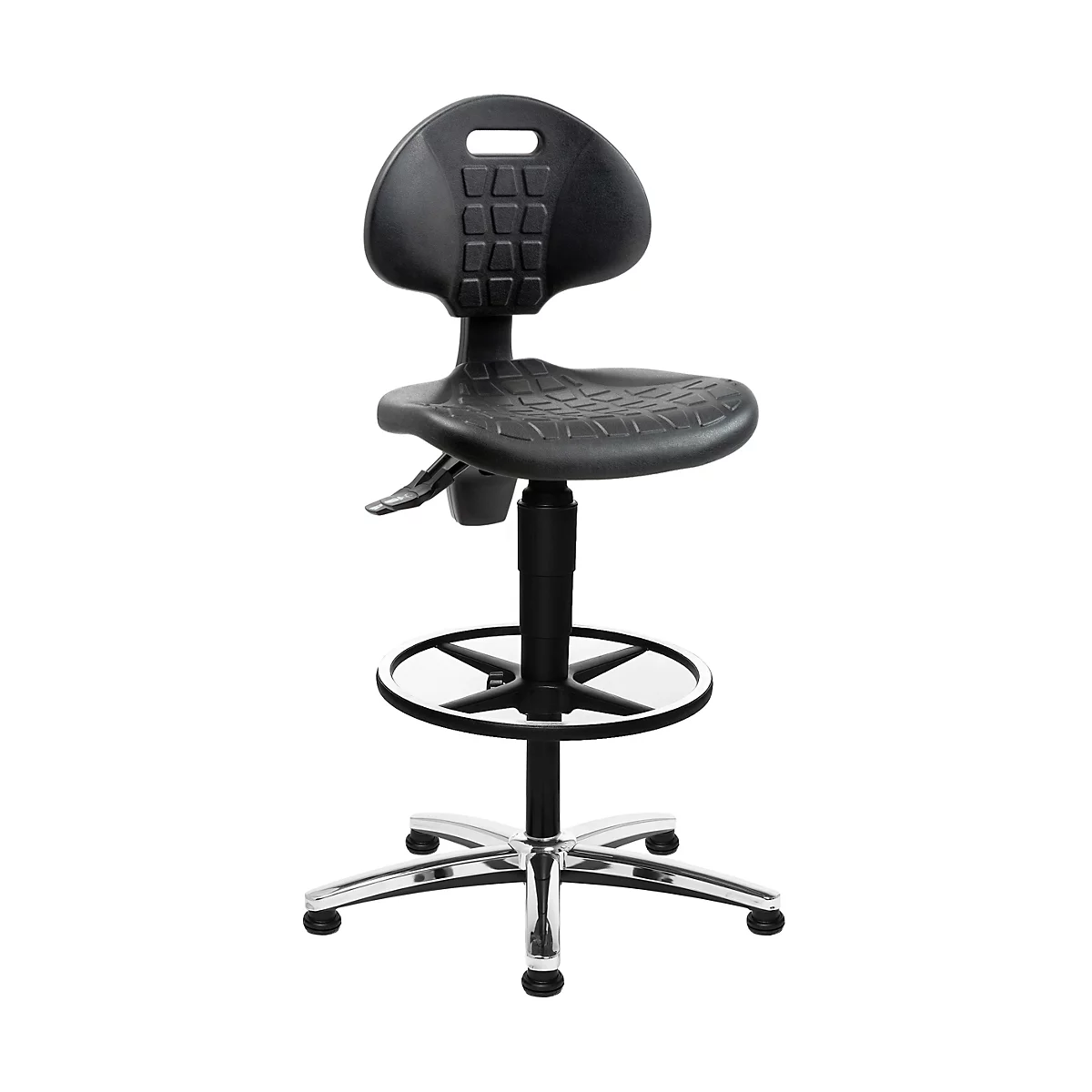 Vue latérale d'un tabouret de laboratoire noir avec repose-pieds, piètement chromé brillant et cinq roulettes.