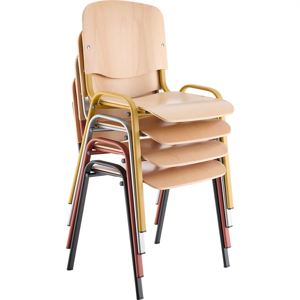 Chaises empilées avec assises en bois et cadres métalliques de différentes couleurs.