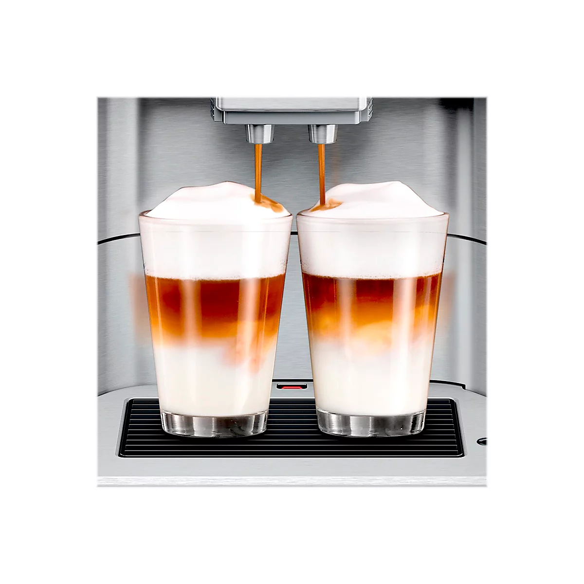 Zwei Gläser Latte Macchiato, aus einer Kaffeemaschine frisch zubereitet. Der Kaffee fließt in die Gläser und bildet eine schöne Schichtung.