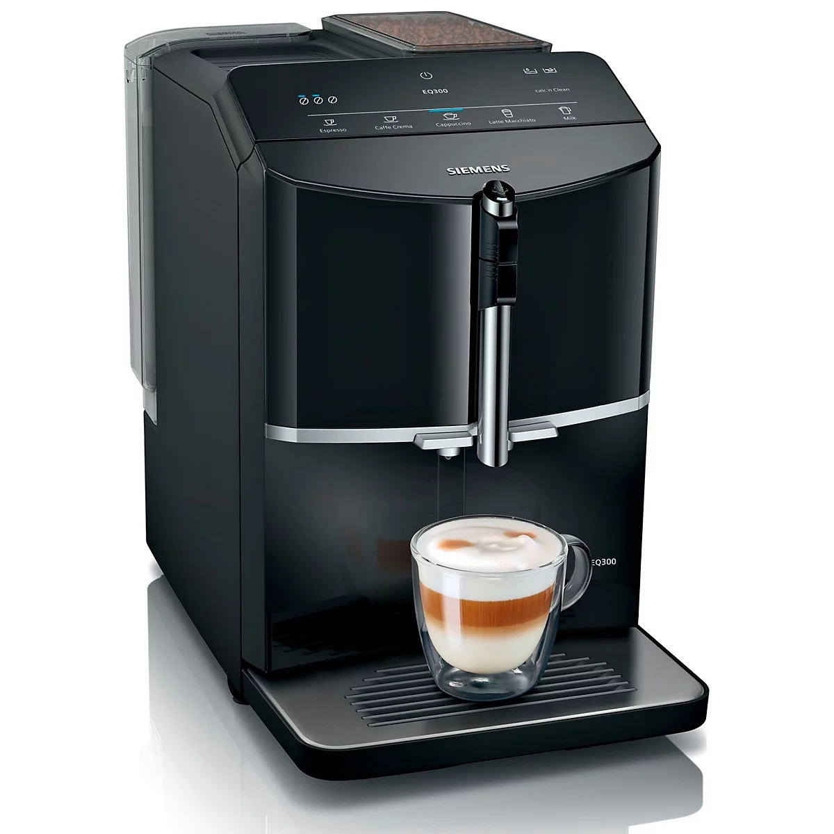 Schwarze Kaffeemaschine mit einem Glas Latte Macchiato. Marke: Siemens.