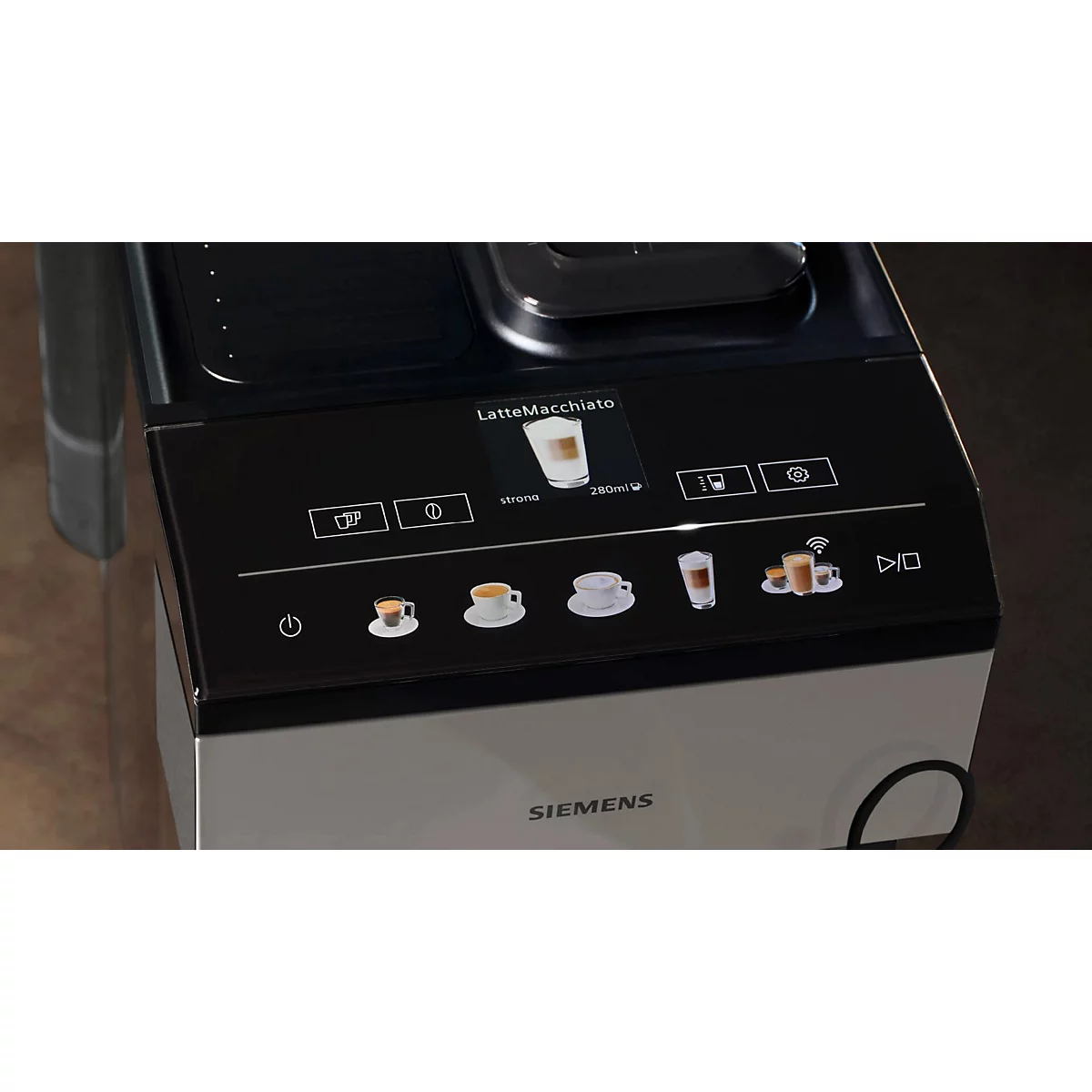Nahaufnahme einer schwarzen Kaffeemaschine mit Touch-Display. Auf dem Display werden Kaffeespezialitäten gezeigt. Darunter das Siemens Logo.