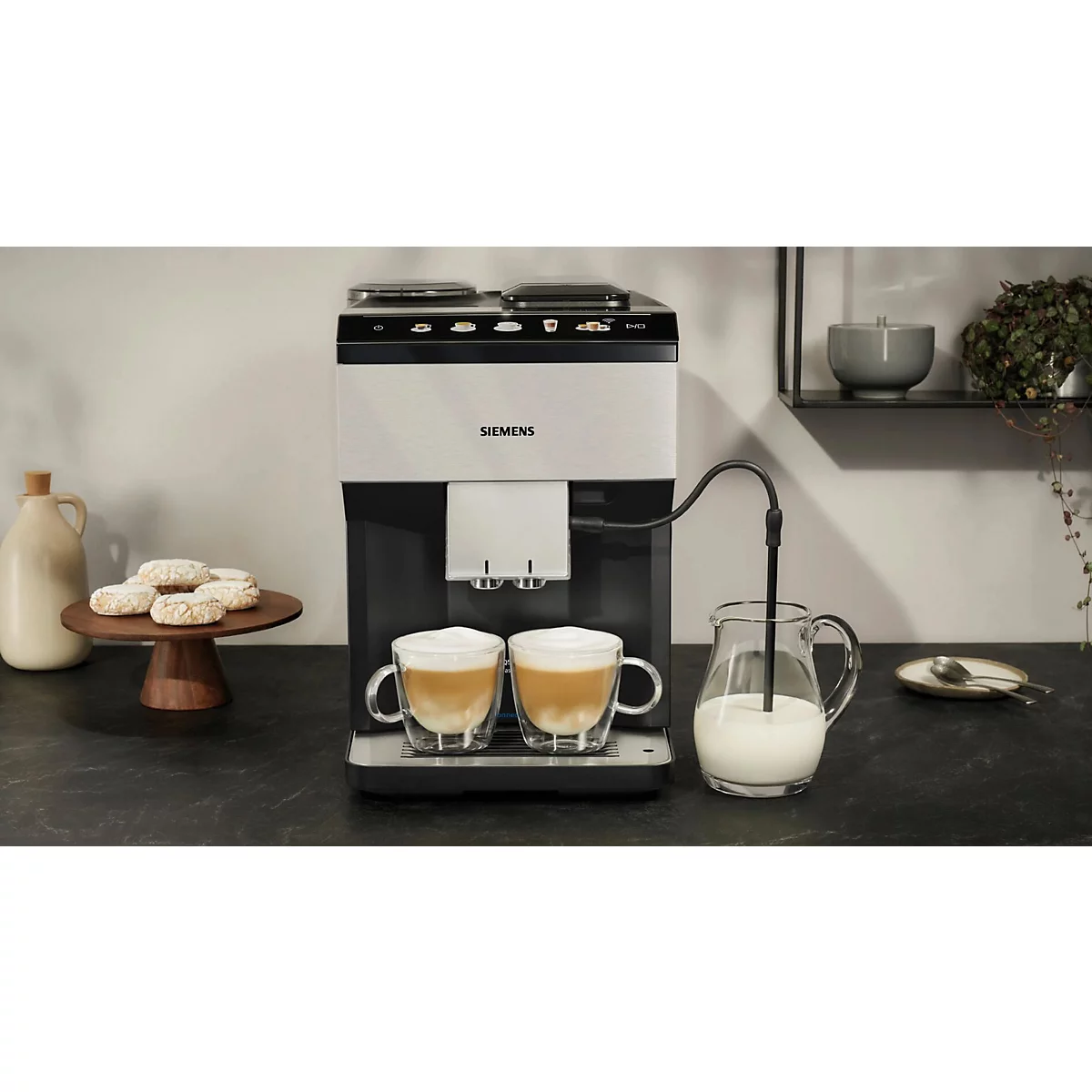 Kaffeevollautomat mit zwei Tassen Cappuccino und Milchaufschäumer.