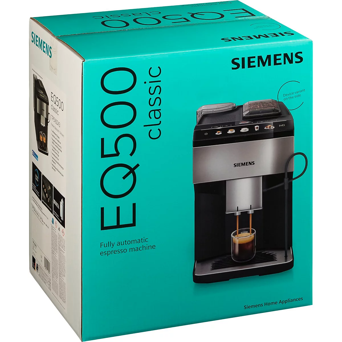 Kaffeemaschine Siemens EQ500 classic in ihrer Verpackung, Kaffee wird in ein Glas gegossen.