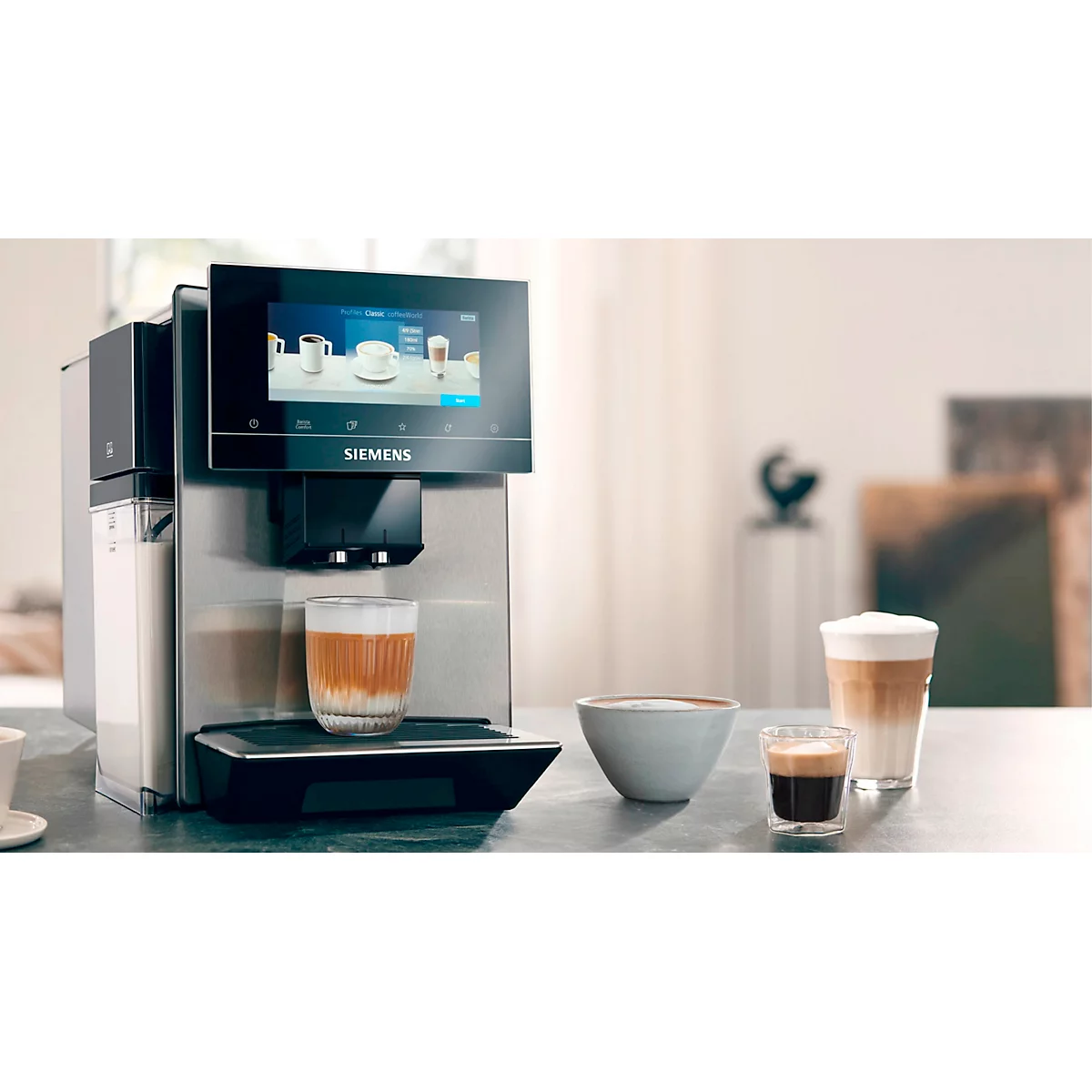 Machine à café automatique avec cappuccino dans un verre, latte macchiato, expresso et un bol.