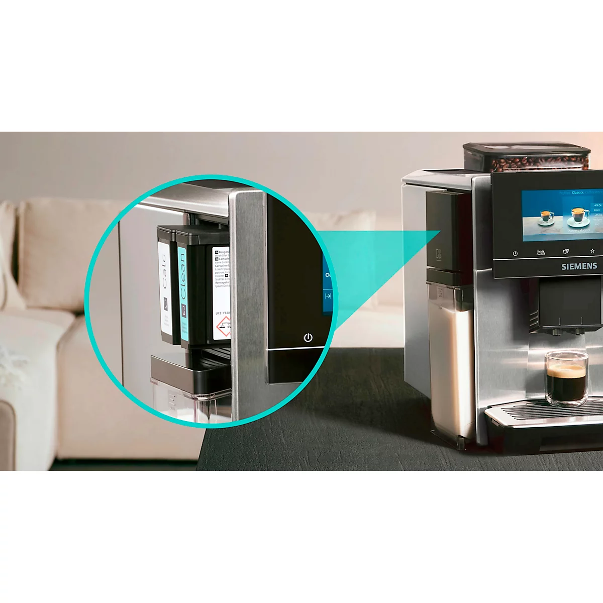 Gros plan sur une machine à café entièrement automatique, mettant en évidence les récipients à grains de café et de lait.