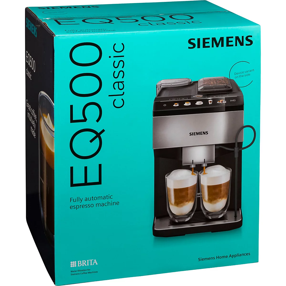 Koffiemachine staat op een turkooizen doos. De doos leest "EQ500 classic". De koffiemachine is zilver en zwart met twee glazen koffie eronder.