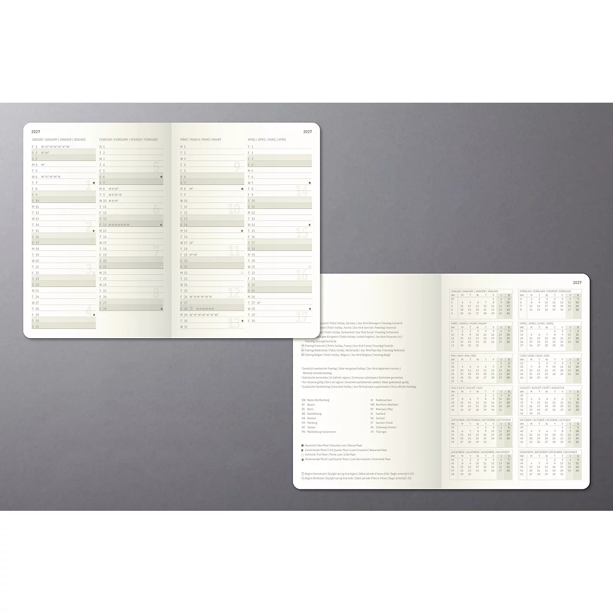 Un carnet ouvert avec des aperçus annuels et hebdomadaires sur un fond gris.