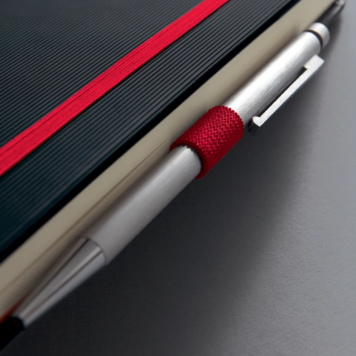 Sigel agenda semainier 'Conceptum 2025', 192 pages, DIN A5, quadrillé, surface softwave, fermeture élastique, DE/EN/FR/NL, noir-rouge
