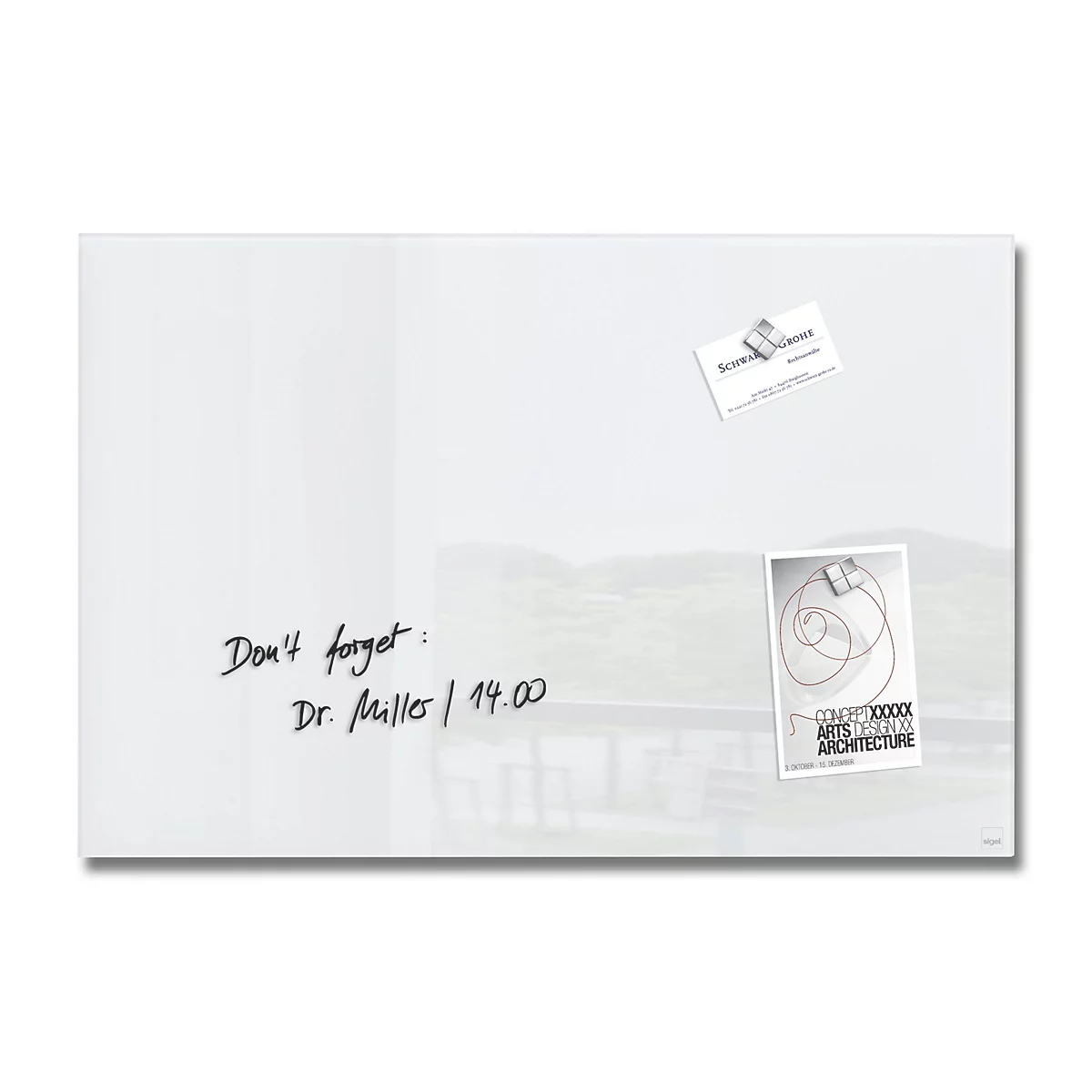 Wit glazen whiteboard met aantekeningen en magneten.