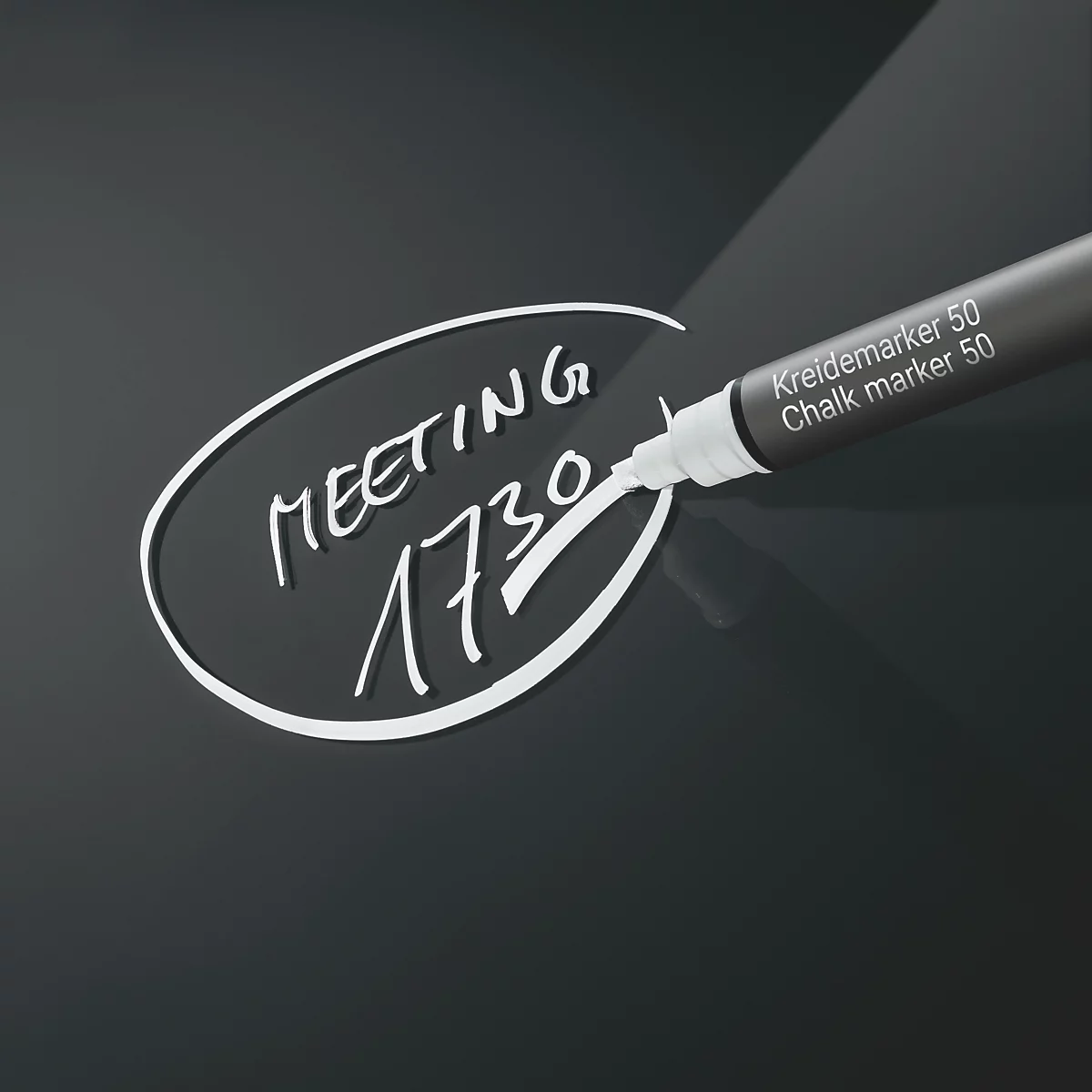 Op een donkere achtergrond staat in witte letters "MEETING 1730" in een ovaal. Een zwarte krijtstift schrijft net de datum.