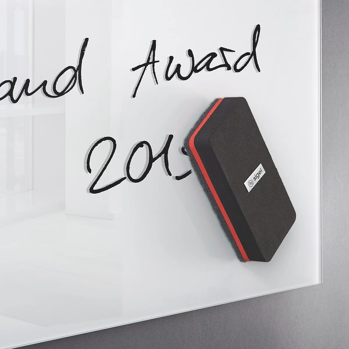 Zwarte spons op een wit bord met "Brand Award 2013" erop geschreven.