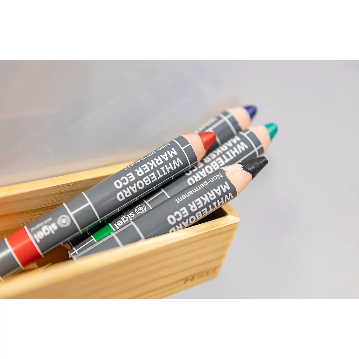 Der Stift passt auf Glas-, Whiteboards und Papier. Im Bild sind Glasboard, Whiteboard, Papier, Stift und Spitzer abgebildet. Auf allen Oberflächen steht "To Do".