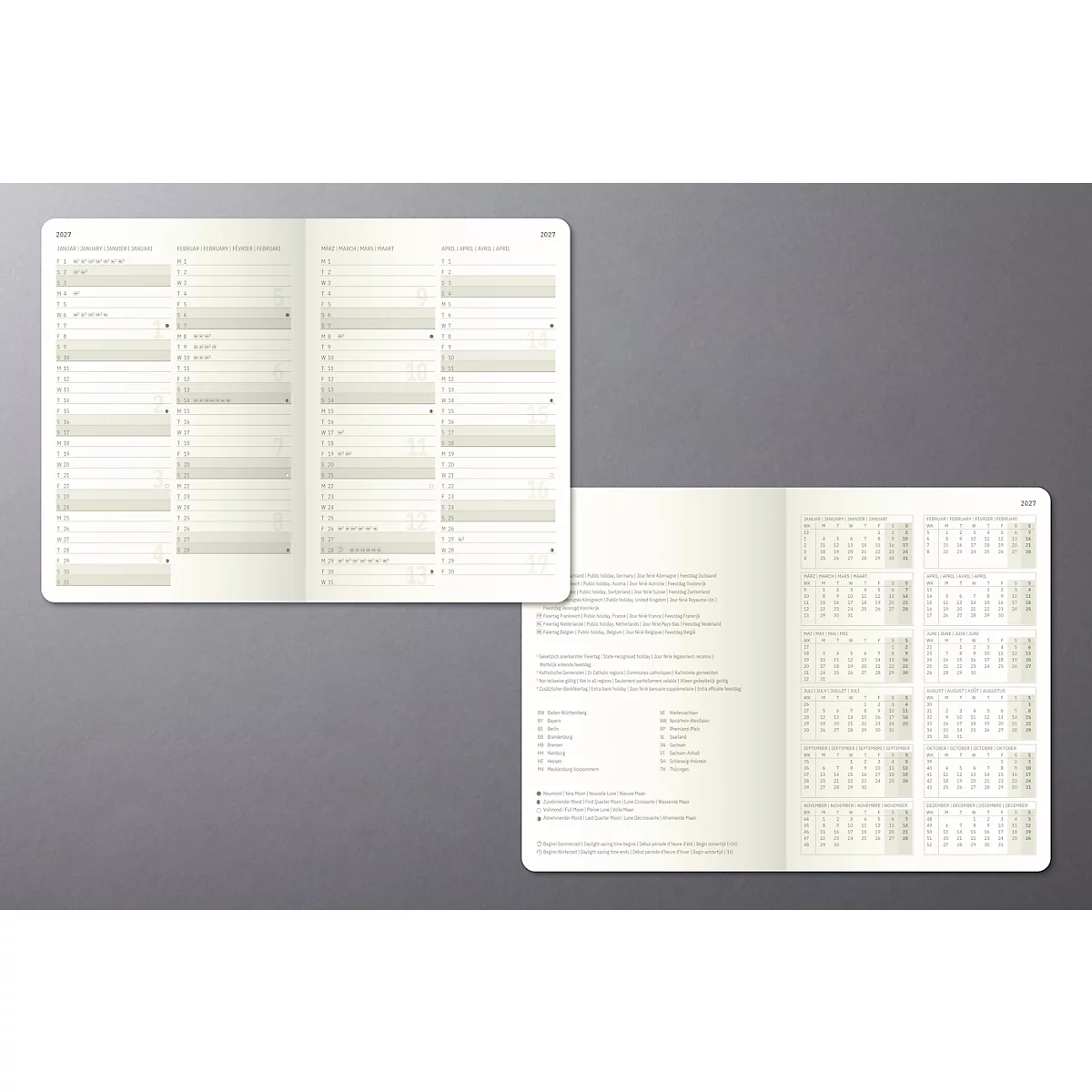 Double page de carnet beige clair avec calendriers et texte sur fond gris. La page ouverte affiche des aperçus annuels et des listes.