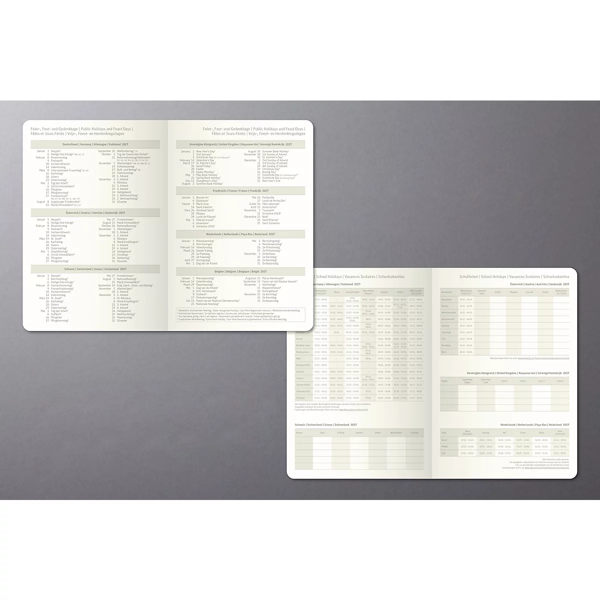 Brochures ouvertes avec des tableaux et du texte sur fond beige, sur fond gris.