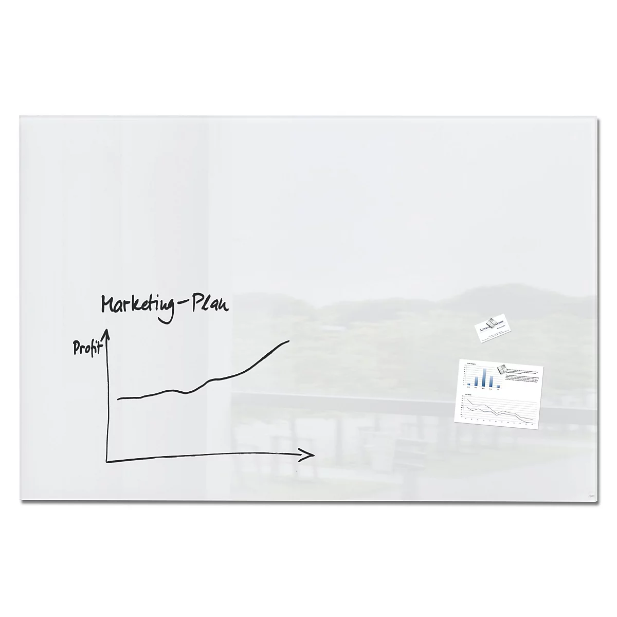 Auf einer Tafel ist ein Diagramm mit der Aufschrift "Marketing-Plan" zu sehen. Im Hintergrund ist eine verschwommene Landschaft.