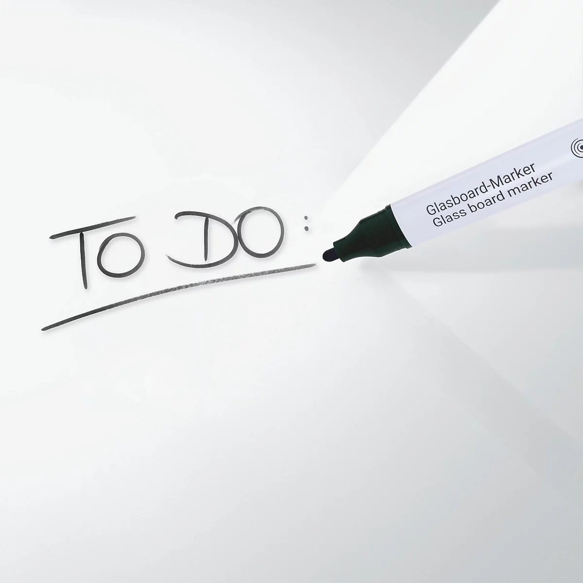 Auf weissem Hintergrund steht in Schreibschrift „TO DO:“. Ein schwarzer Glasboard-Marker liegt auf dem Papier.