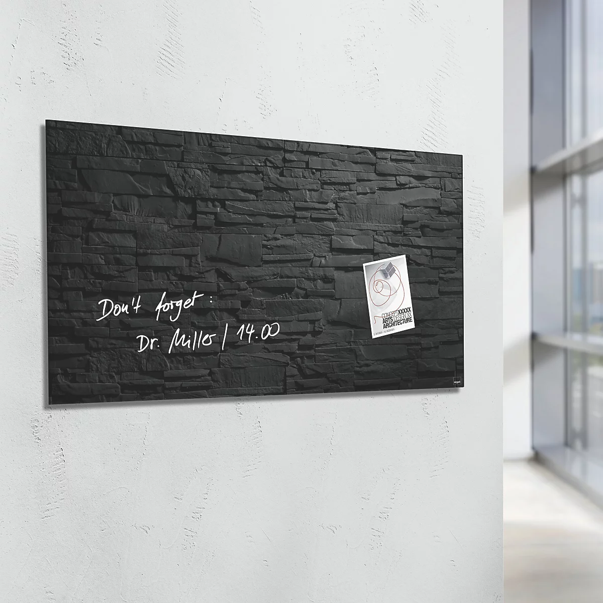 Schwarze Tafel mit Steinoptik an der Wand. Darauf notiert: "Don't forget: Dr. Miller / 14.00" und ein Notizzettel.
