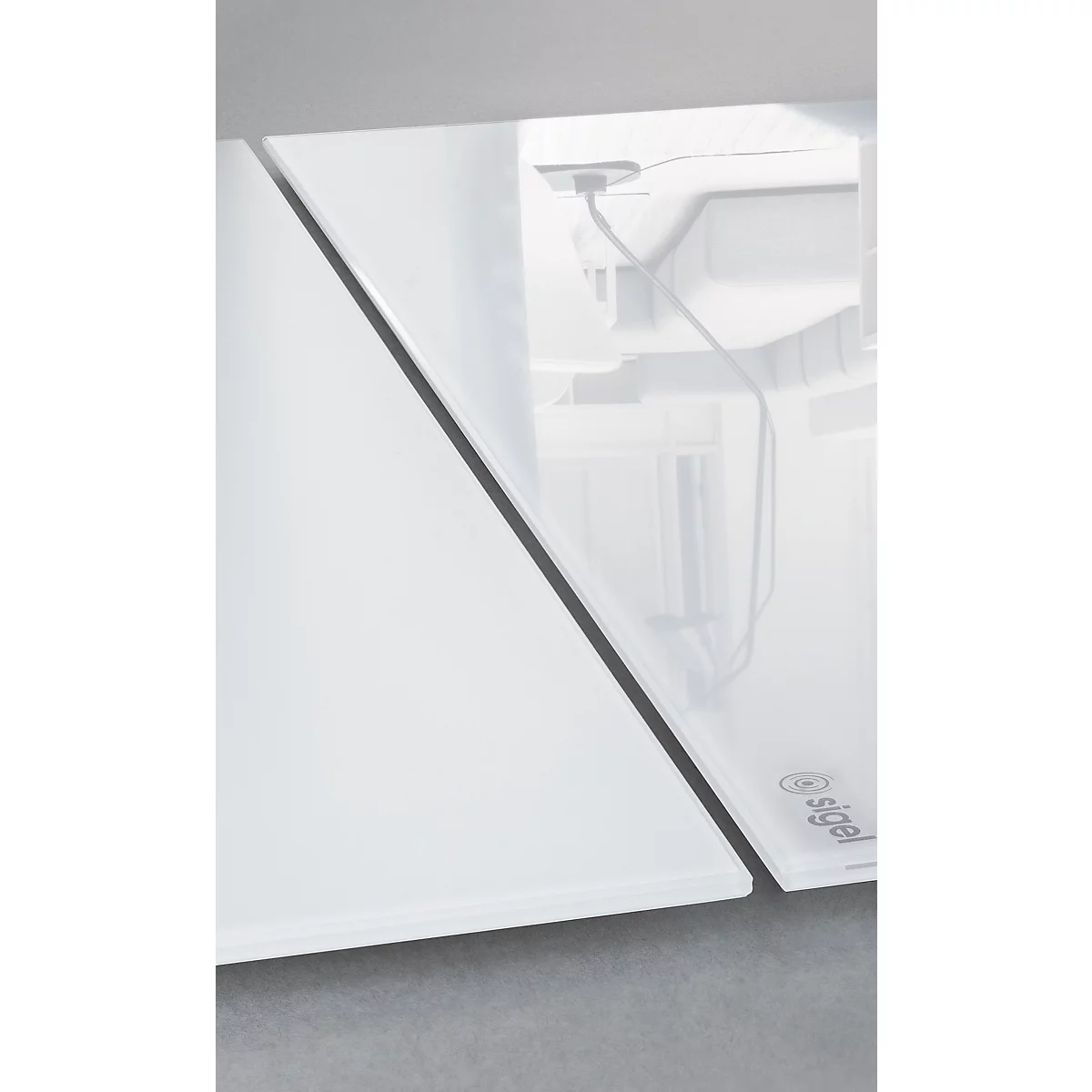 Nahaufnahme einer weissen Waage mit Glasoberfläche. Ein schwarzer Streifen trennt die zwei Glasplatten voneinander, Kabel im Hintergrund.