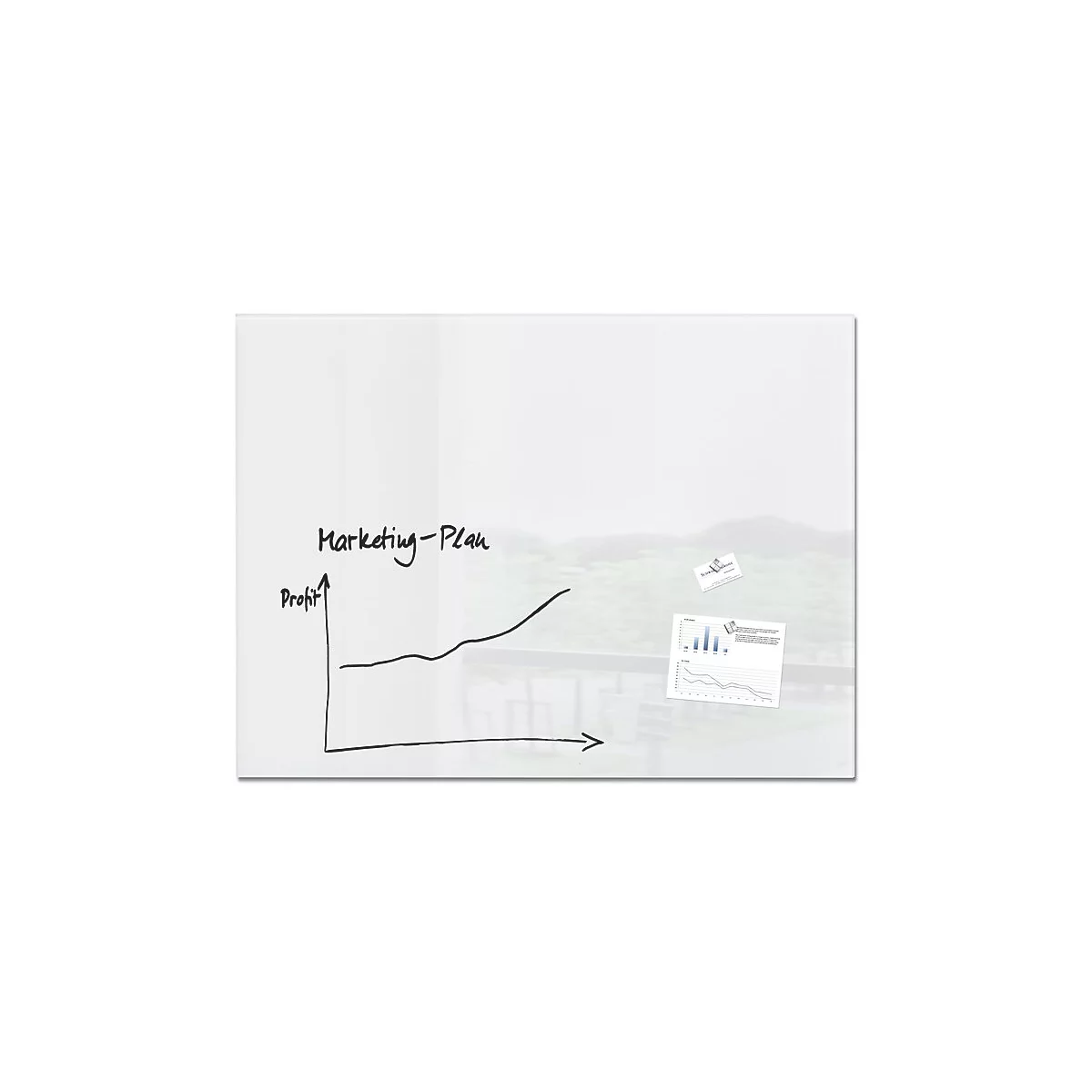 Auf einer weißen Glaswand ist ein Diagramm mit der Aufschrift "Marketing-Plan" zu sehen. Im Hintergrund verschwommene Landschaft.