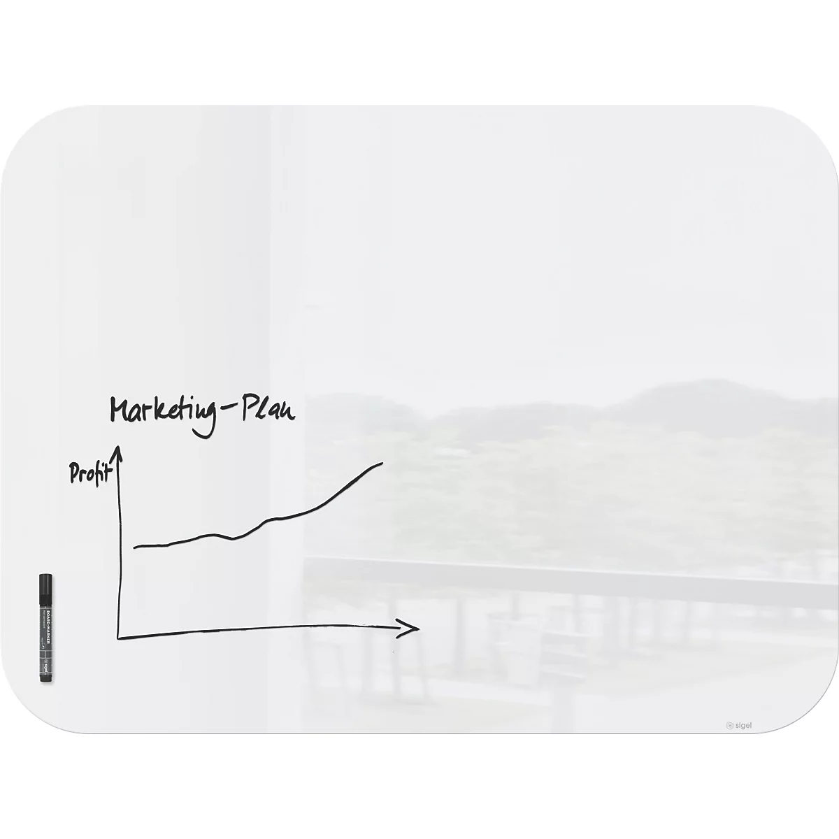 Whiteboard mit Diagramm, beschriftet als Marketingplan. Pfeile zeigen auf steigende Gewinne. Rechts liegt ein Ausblick auf Bäume.