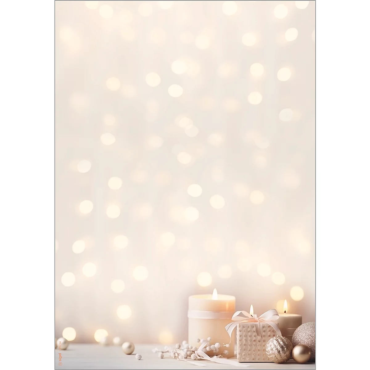 Kaarsen en cadeaus tegen een bokeh-achtergrond, feestelijke stemming. Zachte lichten en kerstversieringen.
